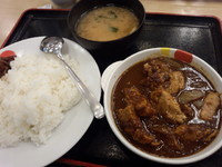 「〖期間限定〗ごろごろ煮込みチキンカレー（並）590円」@松屋 日暮里店の写真