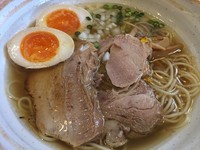 「塩らーめん（７５０円）＋炙りトロチャーシュー＋味玉」@麺屋むどうの写真