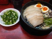 「黒マー油チャーシュー麺バリカタ+半熟玉子+ネギ+替え玉1回」@とんこつラーメン 博多風龍 渋谷店の写真