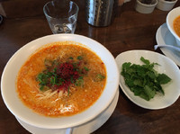 「麻辣担担麺 850円＋パクチー盛り100円」@創作麺工房 鳴龍の写真