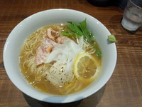 「鮭だしとサーモンの冷や塩らーめん 880円」@町田汁場 しおらーめん 進化の写真