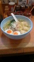 「とびっきり海老ワンタン麺(980)」@俺流塩らーめん 神楽坂店の写真