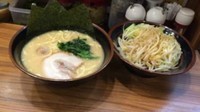 「醤油ラーメン+モヤキャベ」@横浜家系ラーメン 壱角家 渋谷道玄坂店の写真