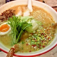 「毛蟹と南部鶏の濃い～らーめん(中盛同一料金)900円」@秋刀魚だし 黒船の写真