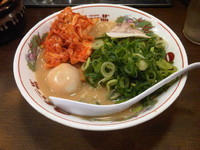 「こってりラーメン並+半熟たまご+ネギ+キムチ」@天下一品 渋谷店の写真