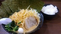 「【魂心家の日価格】豚骨味噌ラーメン(大)＋白髪ネギ・海苔」@横浜家系らーめん 魂心家 藤沢店の写真
