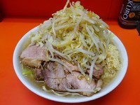 「ラーメン（700円）麺硬めヤサイニンニクカラメ」@ラーメン二郎 神田神保町店の写真