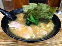 「らーめん・薄め・カタメ＋プレミアムモルツ」@せい家 三鷹店の写真