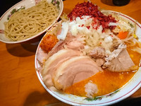 「つけ麺（みそ小豚 800円+100円）生姜+みそ玉唐辛子」@いがみその写真