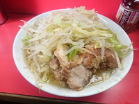 「小ラーメン麺半分、ニンニク少なめヤサイ」@ラーメン二郎 三田本店の写真