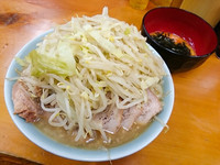 「ラーメン豚入り＋生とじ玉子(かつお出汁刻み海苔入り)100円」@ラーメン二郎 新橋店の写真