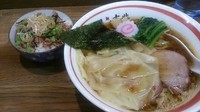 「ワンタン麺￥880＋そぼろご飯￥100（ランチ限定）」@青竹平打ち中華そば 麺壱吉兆の写真