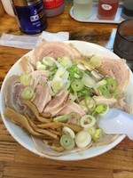 「しょう油チャーシュー麺➕麺固め➕薬味多め」@こってりらーめん なりたけ 本八幡店の写真