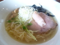 「あさり出汁地鶏そば　（塩・手もみ平打ち麺）」@麺や 虎徹の写真