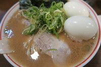 「Web限定 らーめん 中 味濃いめ＋麺硬め＋ニンニク」@豚骨発祥久留米ラーメン くるめや 浅草店の写真