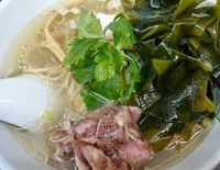 「さつま地鶏とアサリの塩ラーメン（６０食限定）＋十三浜ワカメ＋」@らーめん えんやの写真