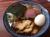「良温そば醤油（７５０円）＋味玉＋肉増し＋ヒゲ玉黒ひげ危機一髪」@良温(Ra-on)の写真