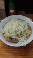 「大ラーメン、ニンニク野菜増し（850円）」@ラーメン神豚 横須賀中央店の写真