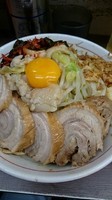 「小豚 汁なし ニラキム 野菜、油ちょい増し ニンニク」@ラーメン二郎 横浜関内店の写真