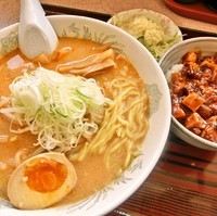 「みそラーメン・ミニ麻婆豆腐丼セット(820円)」@谷田部東PA(下り)フードコートの写真