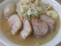 「醤油ラーメン＋豚増し+味玉　７００円＋１００円+１００円」@ラーメンいつきの写真