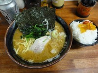 「二周年記念390円中盛100円ライス50円ビール250円」@家系ラーメン ○貴家の写真