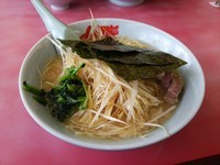 「醤油ネギラーメン730円・クーポン白髪ネギ」@ラーメン山岡家 瑞穂店の写真