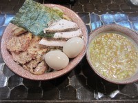 「龍介つけそば・大盛・あつもり（８２０円）＋味玉＋チャー」@特級鶏蕎麦 龍介の写真