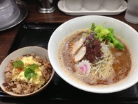 「【限定】蛍烏賊鶏白湯？ラーメン（イカマヨタマ飯付）、950円」@ラーメン愉悦処 似星の写真