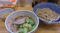 「つけ麺(小)＋にんにく・生姜の醤油漬け＋生卵」@らーめん きじとらの写真