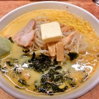 「味噌カレー牛乳ラーメン（バター入り）830円」@味の札幌 大西の写真