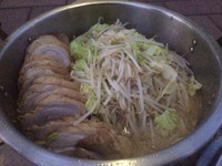 「お持ち帰り鍋  小豚×2（ﾔｻｲﾏｼ ﾆﾝﾆｸ）」@豚星。の写真