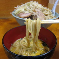 「大ラーメン 800円 + 生とじ玉子（カツオだしキザミ海苔入」@ラーメン二郎 新橋店の写真