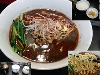 「黒たんたん汁あり辛め800円クーポンでしろめしサービス」@あかくろたんたんの写真