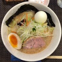 「野菜のせラーメン880円」@野方ホープ 元住吉店の写真