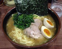 「ラーメン中＋味玉(780円＋100円)」@横浜家系 まるに家の写真