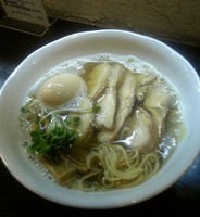 「【限定】焙煎挽きたて伊吹+鶏チャーシュー+味玉」@づゅる麺 池田の写真