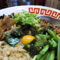 「まぜそば（大盛）+ アサヒドライゼロ 500円（ﾗﾝﾊﾟｽ価」@らーめん じゃげな 大井町店の写真