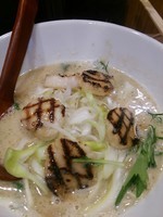 「築地直送 北海道産 元祖帆立白湯らぁめん990円」@旨美麺 築一の写真