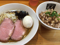 「【限定】中華ソバ 大山どりVer.（黒）＋ 味玉 ＋ 賄い飯」@煮干中華ソバ イチカワの写真