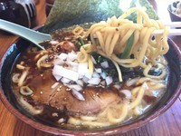 「黒家系ラーメン（大）」@横浜家系ラーメン 壱角家 上尾店の写真