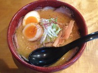 「酒かすのらーめん＋レアチャ＋味玉、870円＋失念＋100円」@梅花亭の写真