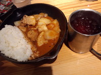 「朝のしょうが焼きカレー（ドリンク付）690円」@野菜を食べるカレー camp express エキュート品川サウス店の写真