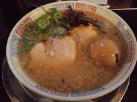 「ラーメン煮玉子入り、バリカタ」@博多だるま 総本店の写真