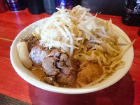 「小ラーメン豚入り800円（野菜ニンニク）」@ラーメン二郎 会津若松駅前店の写真