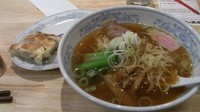 「満州ラーメンと餃子_583円」@ぎょうざの満洲 中野南口店の写真