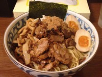 「限定麺肉混ぜそばダブル＋麺大盛り＋味玉」@一刀斎の写真