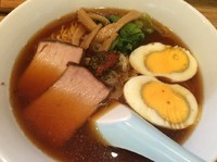 「醤油ラーメン 並 600円＋双子玉子 60円」@大江戸 県庁前店の写真