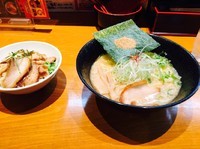 「魚介豚骨ラーメン+チャーシュー丼セット1000円」@一松家の写真