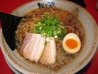 「醤油ラーメン太麺　712円」@越後秘蔵麺 無尽蔵 花園家の写真